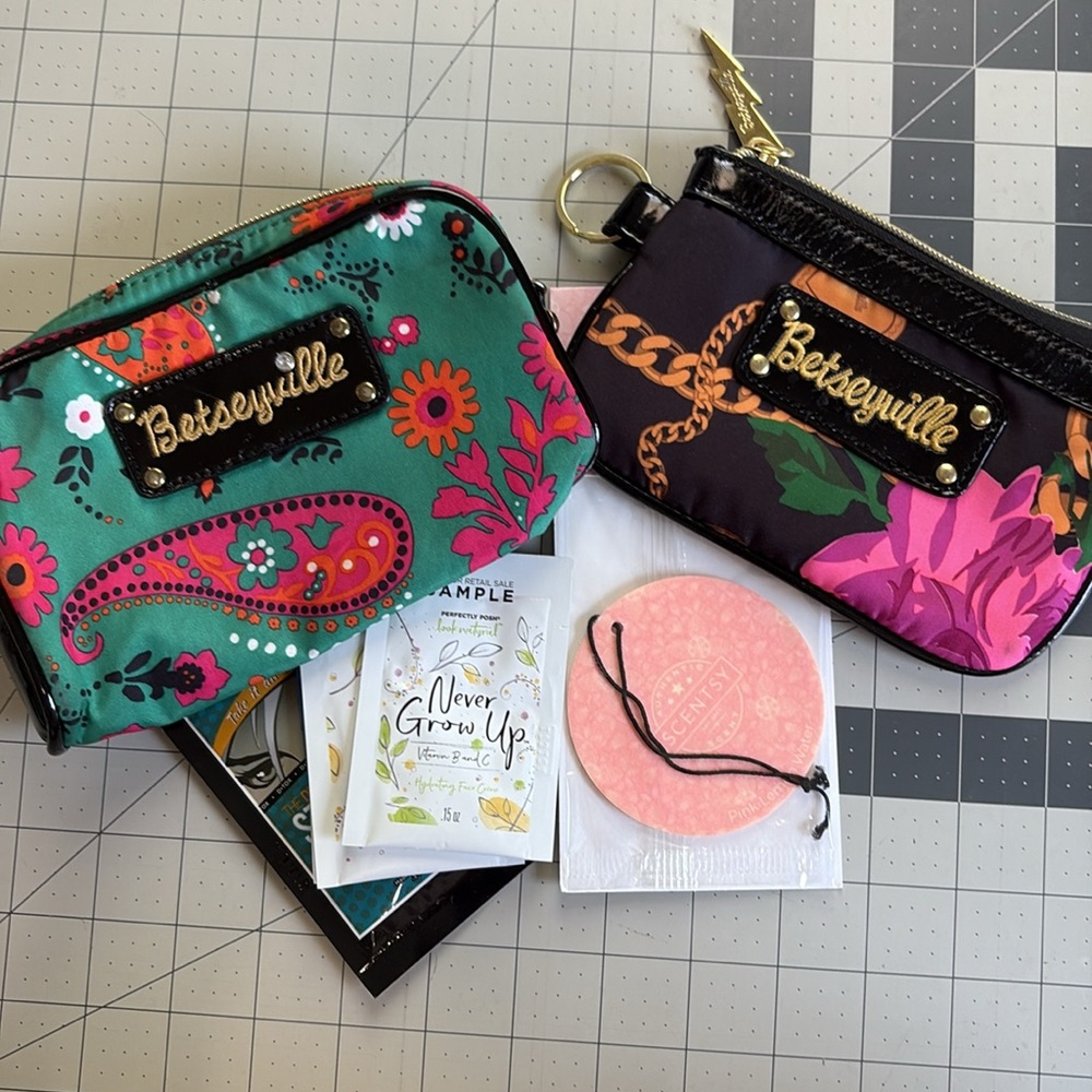 🎁 Betsey Johnson Black Patent w/ Florals zipper pouches Samples